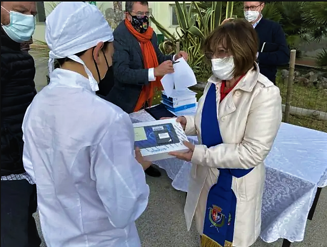 Teresa Zotta consegna tablet al CMFP di Castelfusano