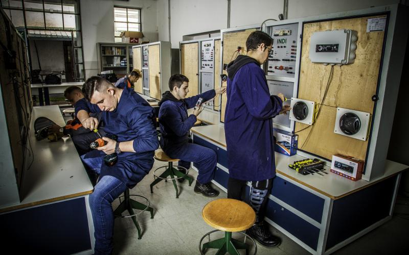 Gli allievi impegnati nel laboratorio elettrico